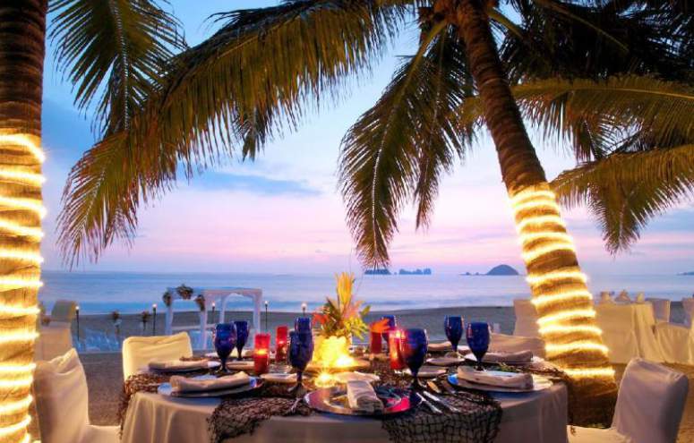 Hotel Emporio Ixtapa Todo Incluido: Descubre lo mejor de la cocina mexicana e internacional con nuestros deliciosos platillos. En las noches podrás deleitarte con el buffet, que ofrece las especialidades de nuestro chef en el Emporio Ixtapa