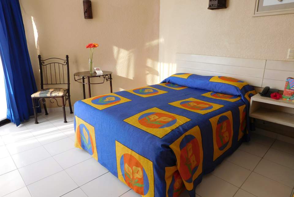 Cuartos para compartir en pareja y con niños en el Hotel Fontán Ixtapa Todo Incluido. Habitaciones Estándar del Hotel Fontan Ixtapa. Con espacio para alojar entre 2 y 3 personas, con camas dobles o King, TV de pantalla plana, baño equipado con amenidades, teléfono, mobiliario moderno y funcional