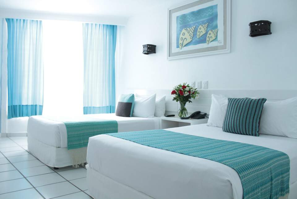 Disfruta de las habitaciones tipo Superior Plus del Hotel Fontán Ixtapa con espacio para 2 y 3 personas, teléfono, TV de pantalla plana y baño propio completo. Pregunta por nuestros paquetes todo incluido del Hotel Fontán Ixtapa