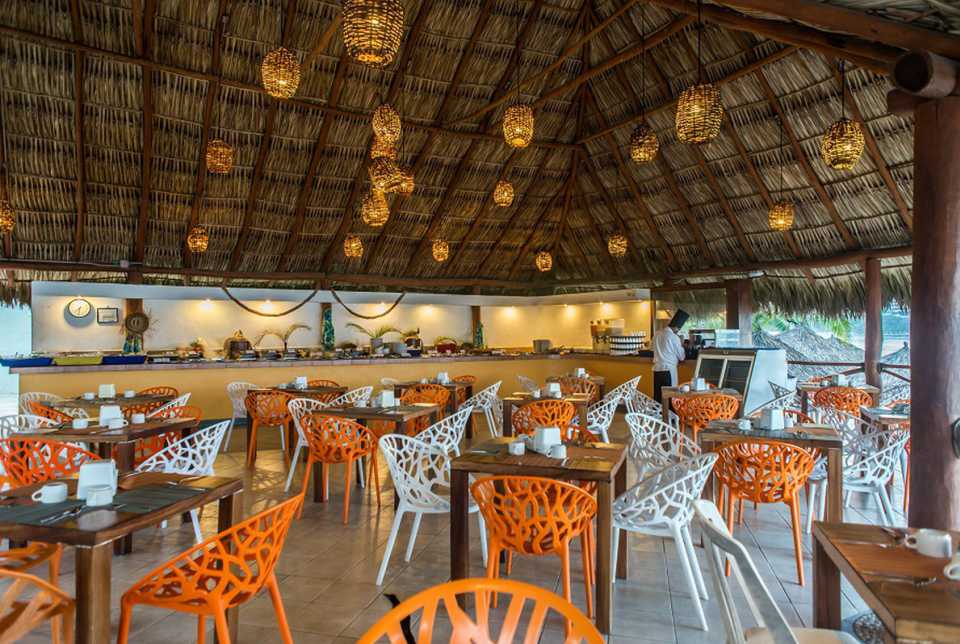 Restaurante Miramar del Hotel Fontán Ixtapa ofrecen pescados frescos y mariscos que llegan a la bahía de Zihuanatejo se preparan con exquisito mimo para servirlos en un ambiente único y lleno de la magia de la gastronomía de Ixtapa Zihuatanejo