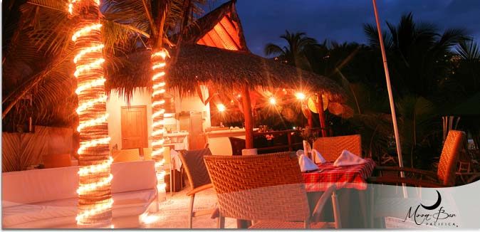 Hotel Pacífica Ixtapa Restaurante Moon Bar. En un escenario perfecto para una velada romántica, sobre la arena y admirando un hermoso atardecer en la Bahía de Ixtapa Zihuatanejo