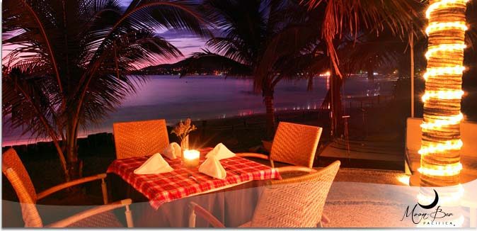 Hotel Pacífica Ixtapa Restaurante Moon Bar. En un escenario perfecto para una velada romántica, sobre la arena y admirando un hermoso atardecer en la Bahía de Ixtapa Zihuatanejo
