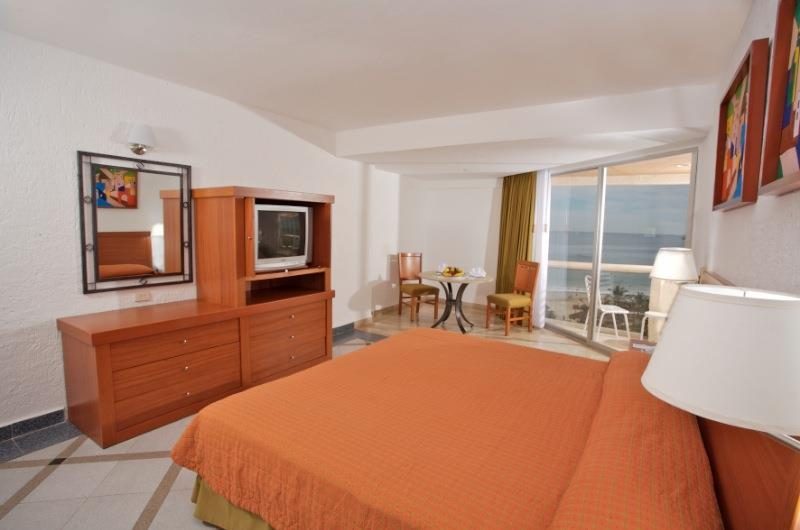 Hotel Park Royal Ixtapa Cuartos. Habitación Estándar con vista al jardín. Nuestras cómodas habitaciones con decoración estilo contemporáneo mexicano son el sitio ideal para que descanses en Ixtapa Zihuatanejo. Camas: 2 matrimoniales o 1 king size