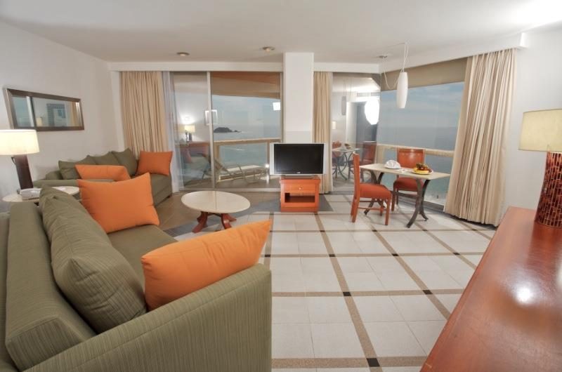 Hotel Park Royal Ixtapa Habitaciones equipadas con modernos servicios y amenidades. Incluye una decoración especial, fresas con chocolate y una botella de vino espumoso, ideal para celebrar bodas y aniversarios en Ixtapa Zihuatanejo