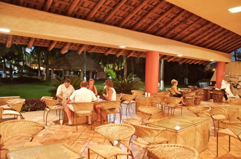 Hotel Park Royal Ixtapa Restaurante La Veranda. En este casual restaurante te espera un sabroso buffet por la mañana y cenas temáticas por la noche con delicias mexicanas, tex-mex, orientales, Internacional, guerrerense o italiana