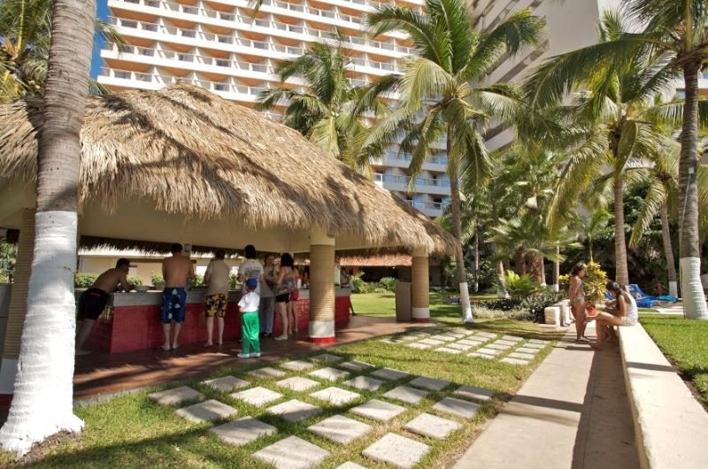 Hotel Park Royal Ixtapa Restaurante Snack El Jardín. Si lo que apeteces es comer algo ligero y rápido, aquí puedes pedir desde hamburguesas a la parrilla, hot dogs, nachos, pizzas, papas fritas, hasta verduras