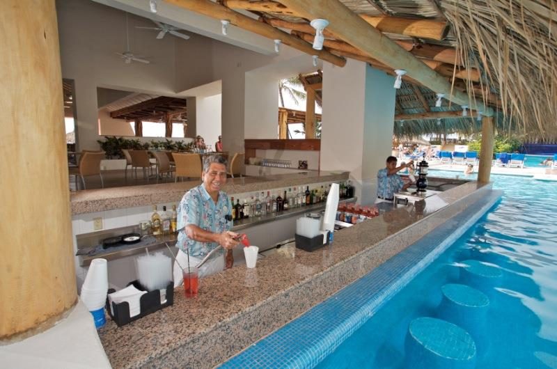 Hotel Park Royal Ixtapa Restaurante Bar La Langosta. Escucha música tropical mientras disfrutas de tu bebida favorita en la piscina