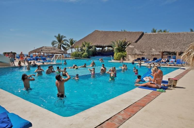 Hotel Park Royal Ixtapa Todo Incluido: Refréscate en la piscina, donde podrás admirar el mar y los impresionantes atardeceres de Ixtapa Zihuatanejo