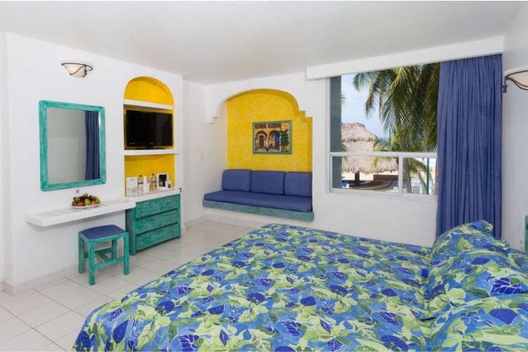 Hotel Posada Real Ixtapa Habitación con cama king size, ideales para parejas que celebran su boda o aniversario en Ixtapa Zihuatanejo. Si buscas hoteles económicos, el Hotel Posada Real Ixtapa es una excelente opción