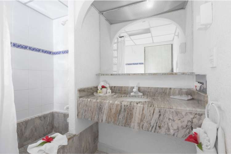 Hotel Posada Real Ixtapa Habitaciones para 4 personas con 2 camas matrimoniales, pantalla plana, TV cable, aire acondicionado, alberca, acceso a Playa El Palmar en Ixtapa Zihuatanejo Todo Incluido