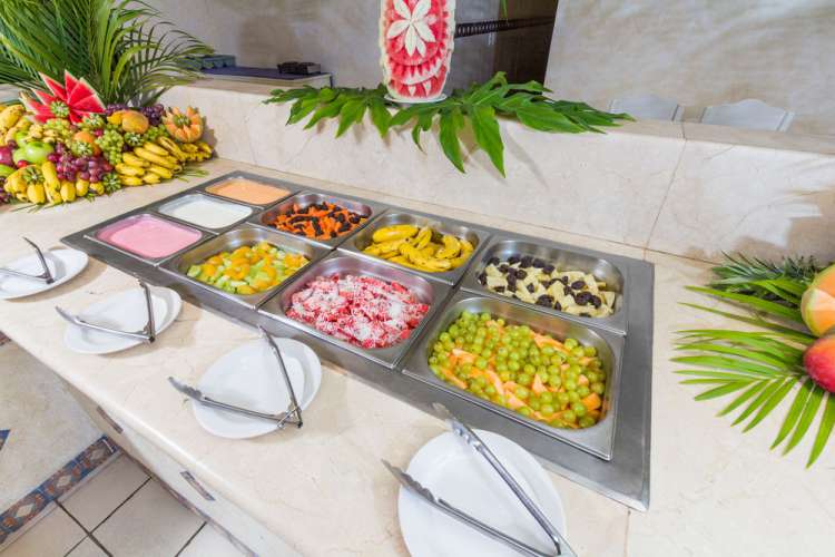 Hotel Posada Real Ixtapa Restaurantes, Alimentos y bebidas en el plan todo incluido, disfruta de nuestros restaurantes tipo buffet de cocina internacional. Bebidas incluidas en nuestros bares