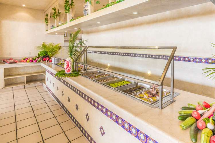 Hotel Posada Real Ixtapa Restaurantes, Alimentos y bebidas en el plan todo incluido, disfruta de nuestros restaurantes tipo buffet de cocina internacional. Bebidas incluidas en nuestros bares
