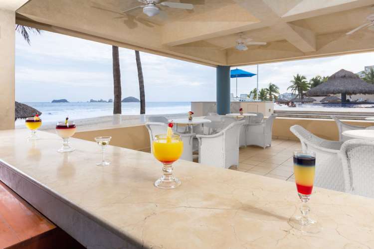 Hotel Posada Real Ixtapa Restaurantes, Alimentos y bebidas en el plan todo incluido, disfruta de nuestros restaurantes tipo buffet de cocina internacional. Bebidas incluidas en nuestros bares
