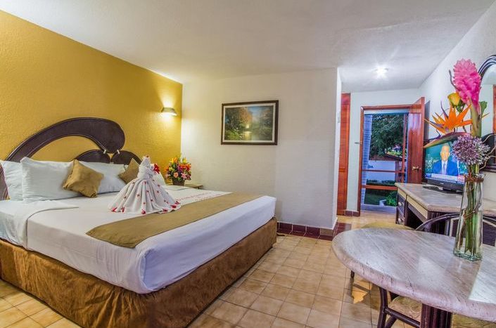 Hotel Qualton Club Ixtapa cuenta con 154 cómodas habitaciones con dos camas matrimoniales o una cama king size, capacidad para un máximo de 4 personas (Dos adultos, dos niños)