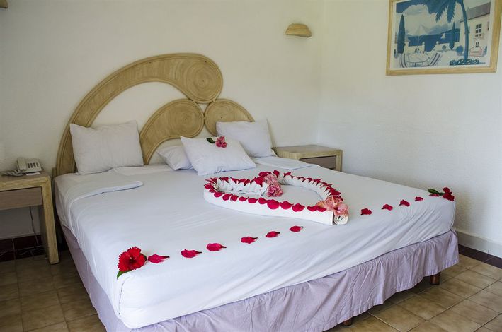 Hotel Qualton Ixtapa Habitación estándar con vista a los jardines, equipada con una cama King size, ideal para parejas que viajan de vacaciones en Ixtapa Zihuatanejo