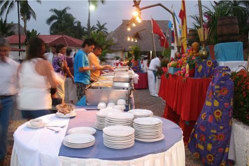 Hotel Qualton Ixtapa Restaurantes. Disfruta cerca del mar de los diversos snacks preparados en nuestro Snack Bar Jalapeños