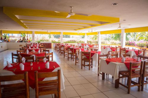 Hotel Qualton Ixtapa Restaurantes. Disfruta de nuestro amplio Restaurante Villalinda en donde podrás degustar de la barra de buffet para el desayuno, comida y cena