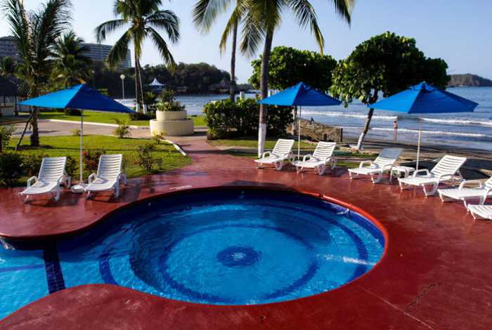 Hotel Qualton Ixtapa Todo Incluido. Actividades: Recorrido en Bicicleta, Recorrido en Kayak, Acuaerobics, Shows nocturnos, Tenis, Voleibol, Waterpolo, Zumba