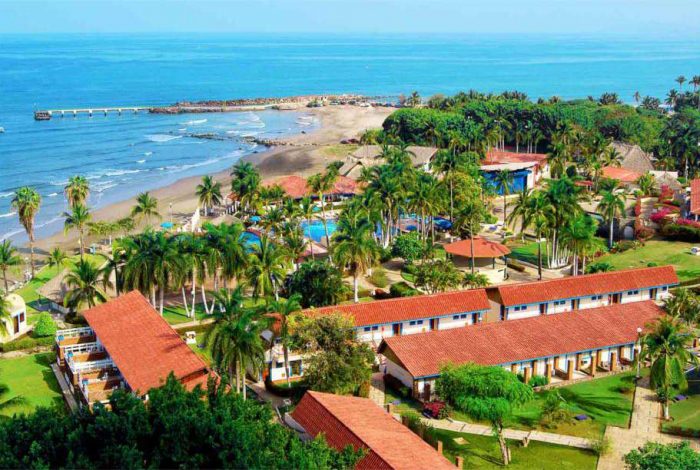 Hotel Qualton Ixtapa Todo Incluido. Actividades: Recorrido en Bicicleta, Recorrido en Kayak, Acuaerobics, Shows nocturnos, Tenis, Voleibol, Waterpolo, Zumba